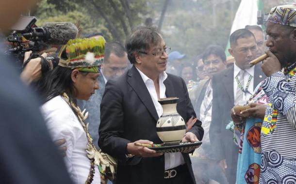Gustavo Petro é simbolicamente epossado por minorias étnicas