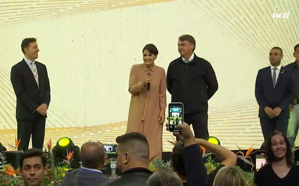 Michelle e Jair Bolsonaro durante culto evangélico em BH