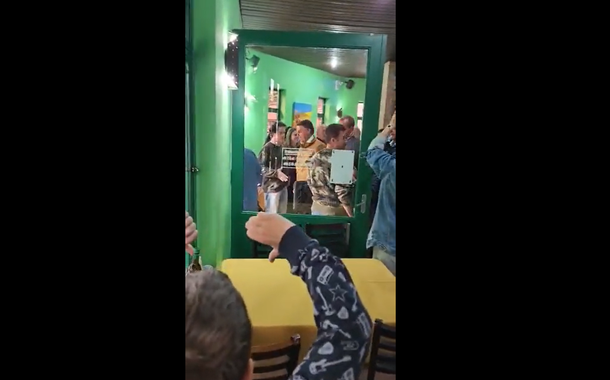 Bolsonaro é vaiado e expulso de churrascaria em SP