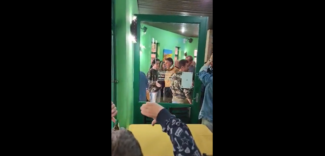 Bolsonaro é vaiado e expulso de churrascaria em SP