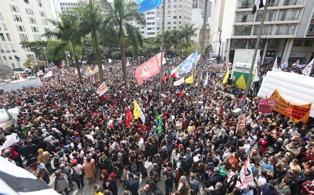 Leitura da carta às Brasileiras e aos Brasileiros em Defesa do Estado Democrático de Direito na Faculdade da USP em São Paulo