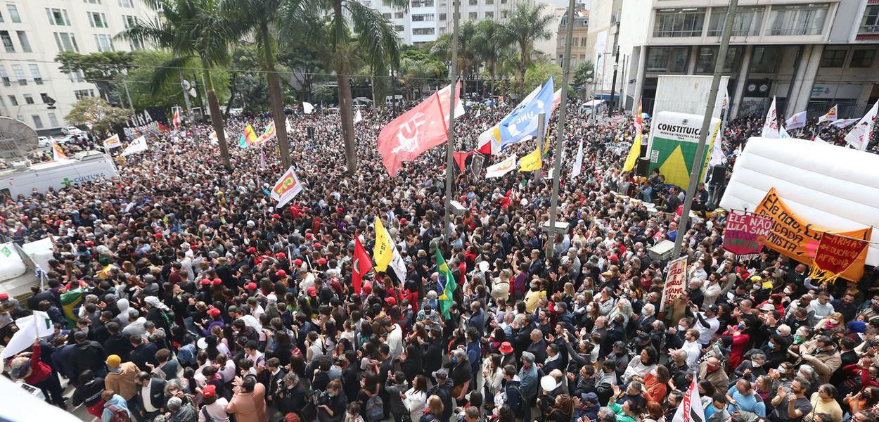 Leitura da carta às Brasileiras e aos Brasileiros em Defesa do Estado Democrático de Direito na Faculdade da USP em São Paulo