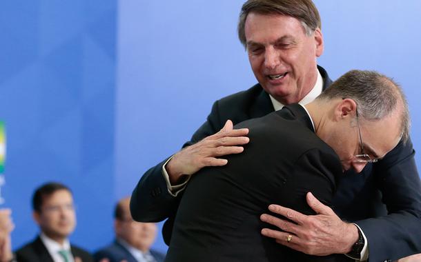 André Mendonça abraça Bolsonaro