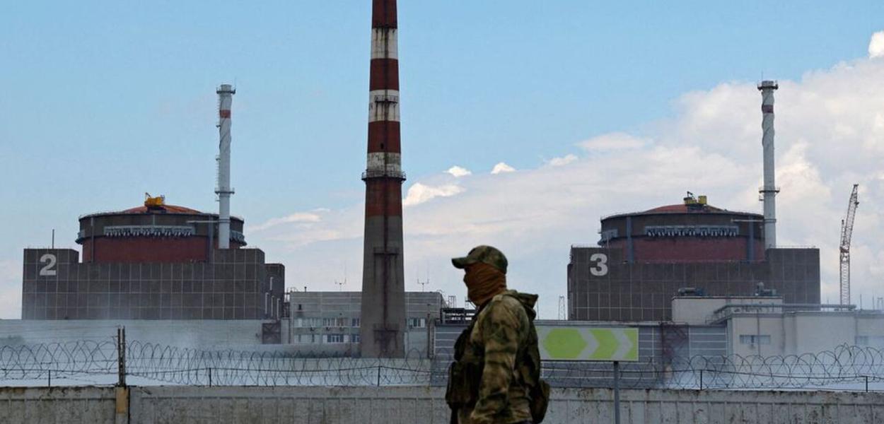 Militar russo vigia usina nuclear de Zaporíjia