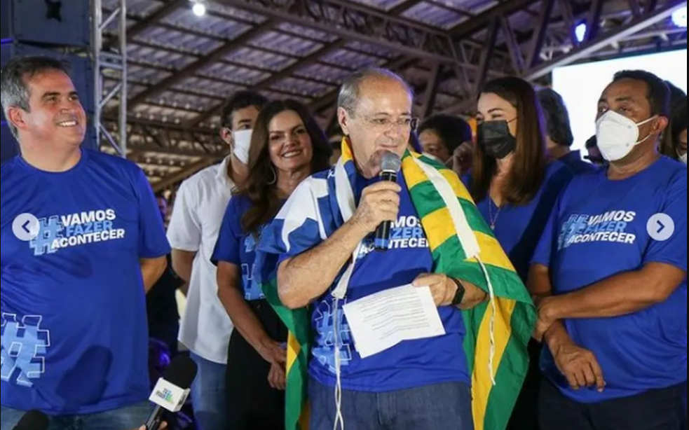 Silvio Mendes (vestindo a bandeira do Piauí) e Ciro Nogueira (à esquerda)
