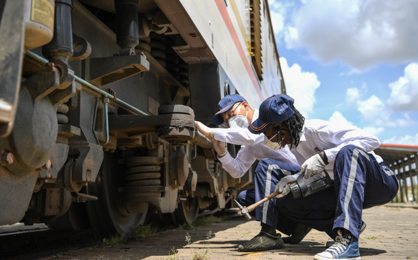 O instrutor chinês Yang Ming (E) e sua aprendiz queniana Concilia inspecionam uma locomotiva em Nairóbi, Quênia, em 22 de março de 2021