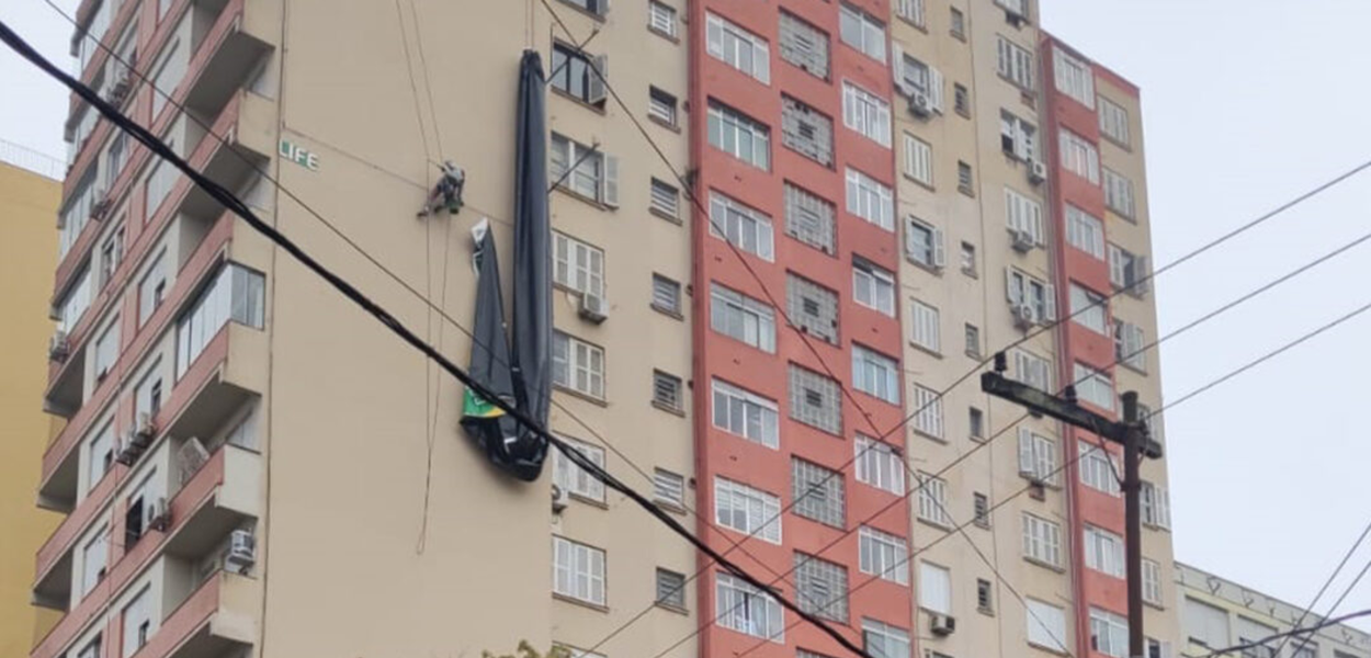 Prédio próximo ao viaduto da Conceição, em Porto Alegre, era um dos imóveis em que o banner foi colocado