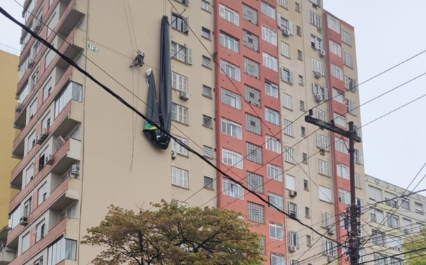 Prédio próximo ao viaduto da Conceição, em Porto Alegre, era um dos imóveis em que o banner foi colocado