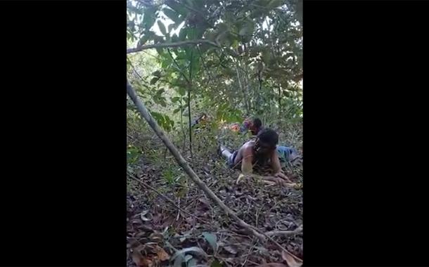 Na mata atlântica, indígenas se protegem de tiros disparados por pistoleiros na Terra Indígena Barra Velha, no município de Porto Seguro (BA)