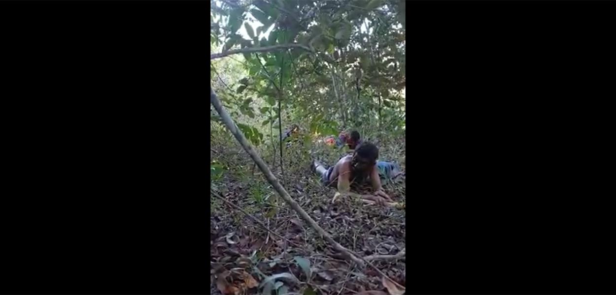 Na mata atlântica, indígenas se protegem de tiros disparados por pistoleiros na Terra Indígena Barra Velha, no município de Porto Seguro (BA)