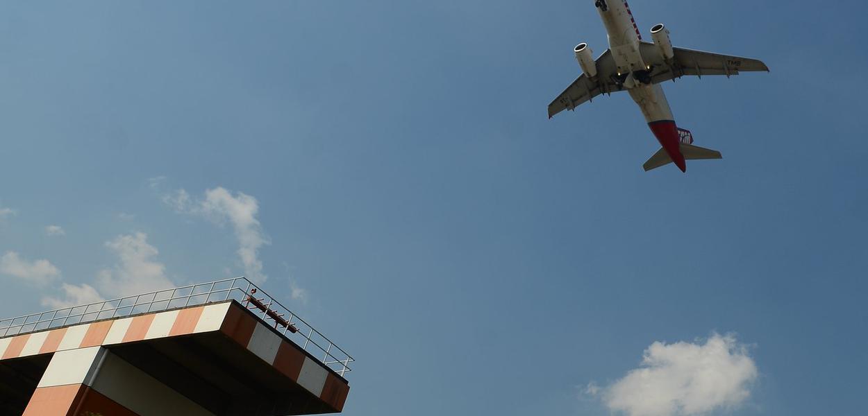 Avião decola no aeroporto de Congonhas