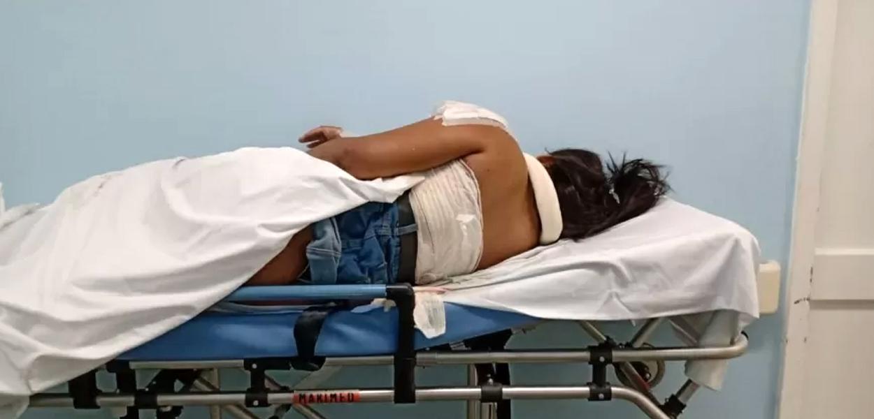 Jovem fraturou o pulso da mão esquerda e teve escoriações em diversas partes do corpo.