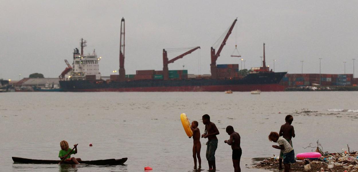 FILE PHOTO: Children fish at a beach in central Honiara, the capital of the Solomon Islands, on September 14, 2012.. REUTERS/Daniel Munoz/File Photo