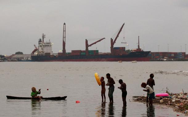FILE PHOTO: Children fish at a beach in central Honiara, the capital of the Solomon Islands, on September 14, 2012.. REUTERS/Daniel Munoz/File Photo