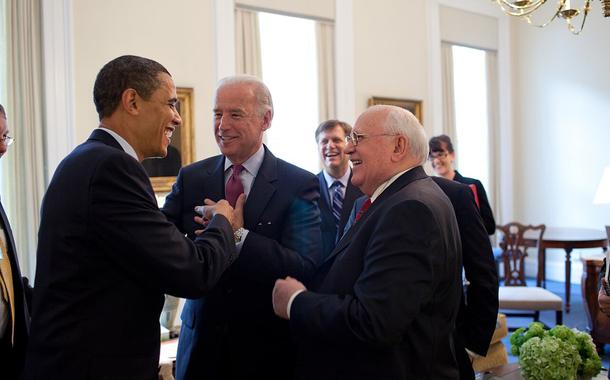Barack Obama e Joe Biden recebem Gorbachev no gabinete da vice-presidência dos EUA em 20 de março de 2009