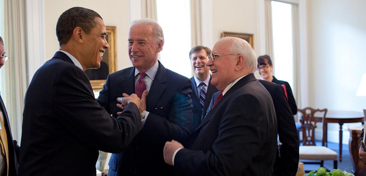 Barack Obama e Joe Biden recebem Gorbachev no gabinete da vice-presidência dos EUA em 20 de março de 2009