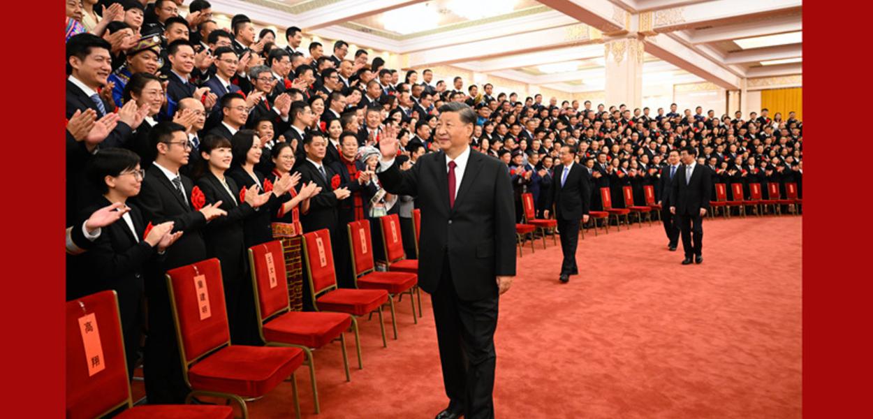Xi Jinping recebe funcionários públicos premiados