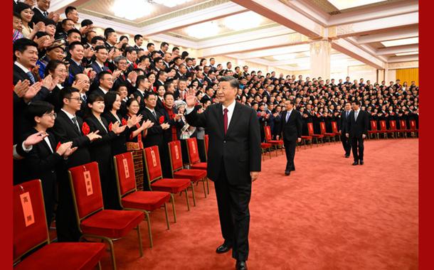 Xi Jinping recebe funcionários públicos premiados