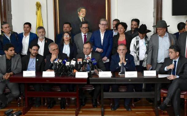 Ministro do Interior da Colômbia Alfonso Prada em coletiva de imprensa