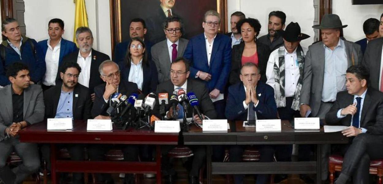 Ministro do Interior da Colômbia Alfonso Prada em coletiva de imprensa