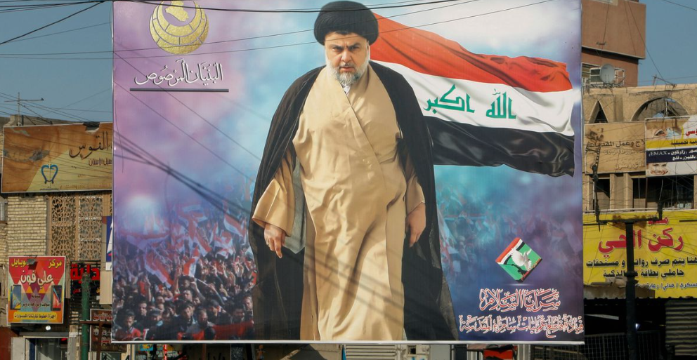 Um pôster do clérigo xiita iraquiano Moqtada al-Sadr no distrito de Sadr City, em Bagdá, Iraque, 21 de junho de 2021. O texto no canto superior esquerdo do pôster diz 'A estrutura sólida'. O texto no canto inferior direito do pôster diz 'Saraya al-Salam, comando de operação da sagrada Samarra'.