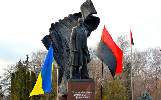 Monumento Stepan Bandera em Ternopil, Ucrânia, 2017