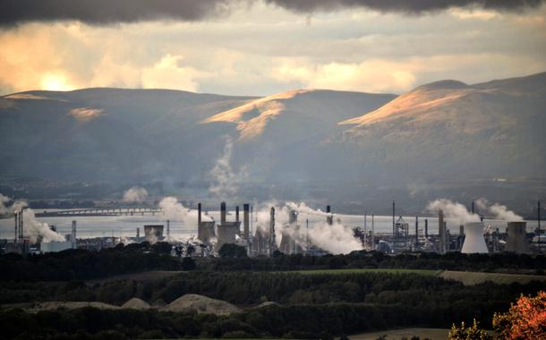 Complexo de refinaria de petróleo em Grangemouth, Escócia, 2016.