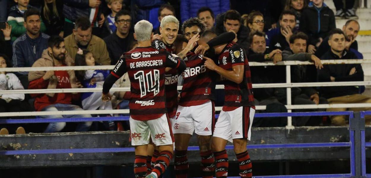 Flamengo goleia e está com um pé na final da Libertadores