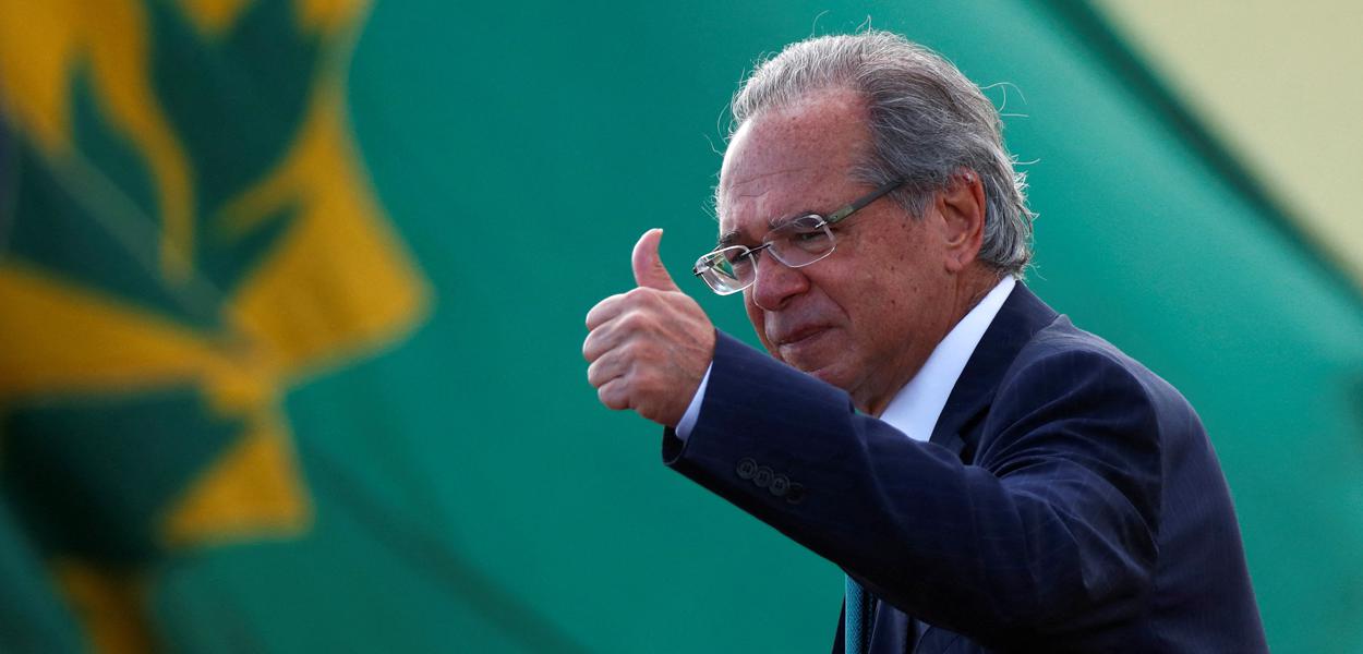 O ministro da Economia, Paulo Guedes, caminha antes de uma cerimônia de hasteamento da bandeira nacional em frente ao Palácio da Alvorada, em Brasília, 17 de março de 2022.