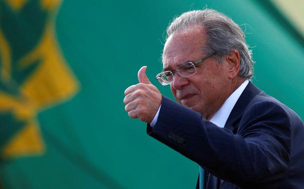 O ministro da Economia, Paulo Guedes, caminha antes de uma cerimônia de hasteamento da bandeira nacional em frente ao Palácio da Alvorada, em Brasília, 17 de março de 2022.