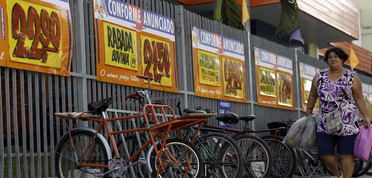 Preços de alimentos exibidos do lado de fora de um supermercado no Rio de Janeiro