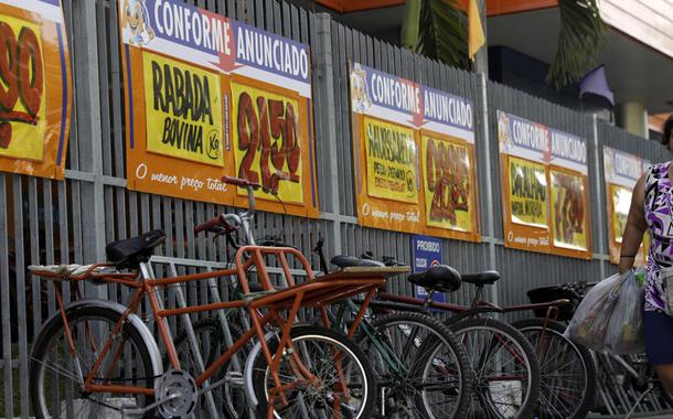 Preços de alimentos exibidos do lado de fora de um supermercado no Rio de Janeiro 08/04/2022