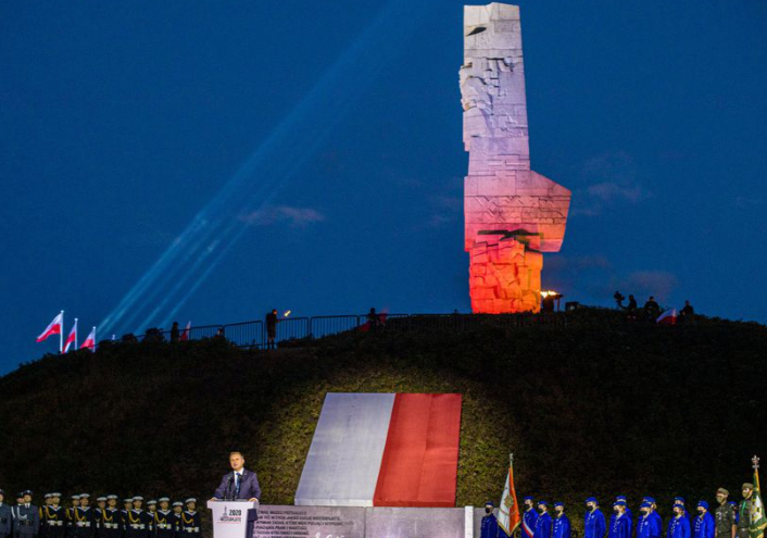 O presidente polonês Andrzej Duda faz um discurso durante uma cerimônia comemorativa para marcar o 81º aniversário da eclosão da Segunda Guerra Mundial no Westerplatte Memorial em Gdansk, Polônia 1 de setembro de 2020