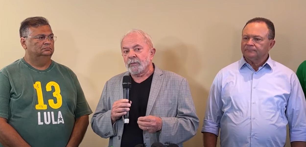 Flávio Dino (à esq.) e o ex-presidente Luiz Inácio Lula da Silva (meio)