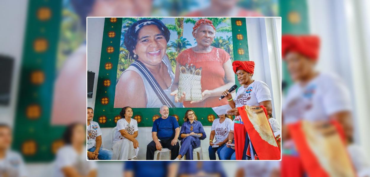 Luiz Inácio Lula da Silva (de azul) em conversa com mulheres no Maranhão