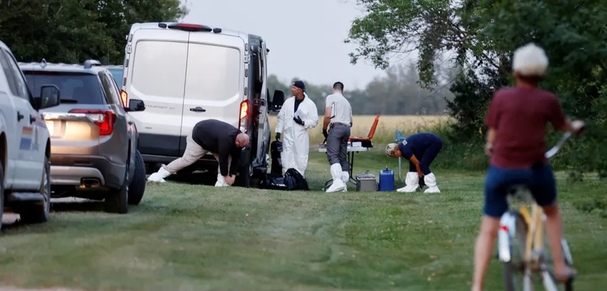 Investigadores da polícia analisam local onde um dos corpos foram encontrados no Canadá, em 5 de setembro de 2022