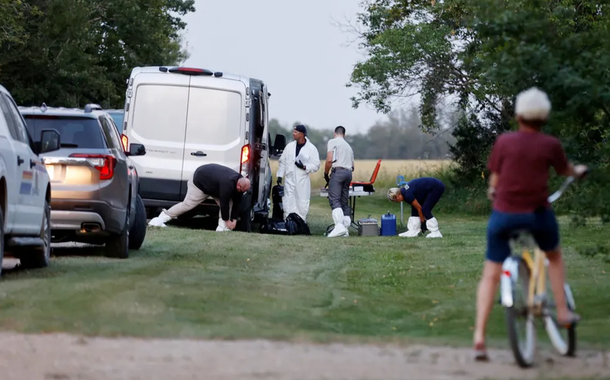 Investigadores da polícia analisam local onde um dos corpos foram encontrados no Canadá, em 5 de setembro de 2022