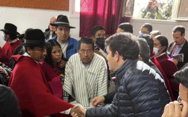 Representantes do governo e da Conaie se cumprimentam