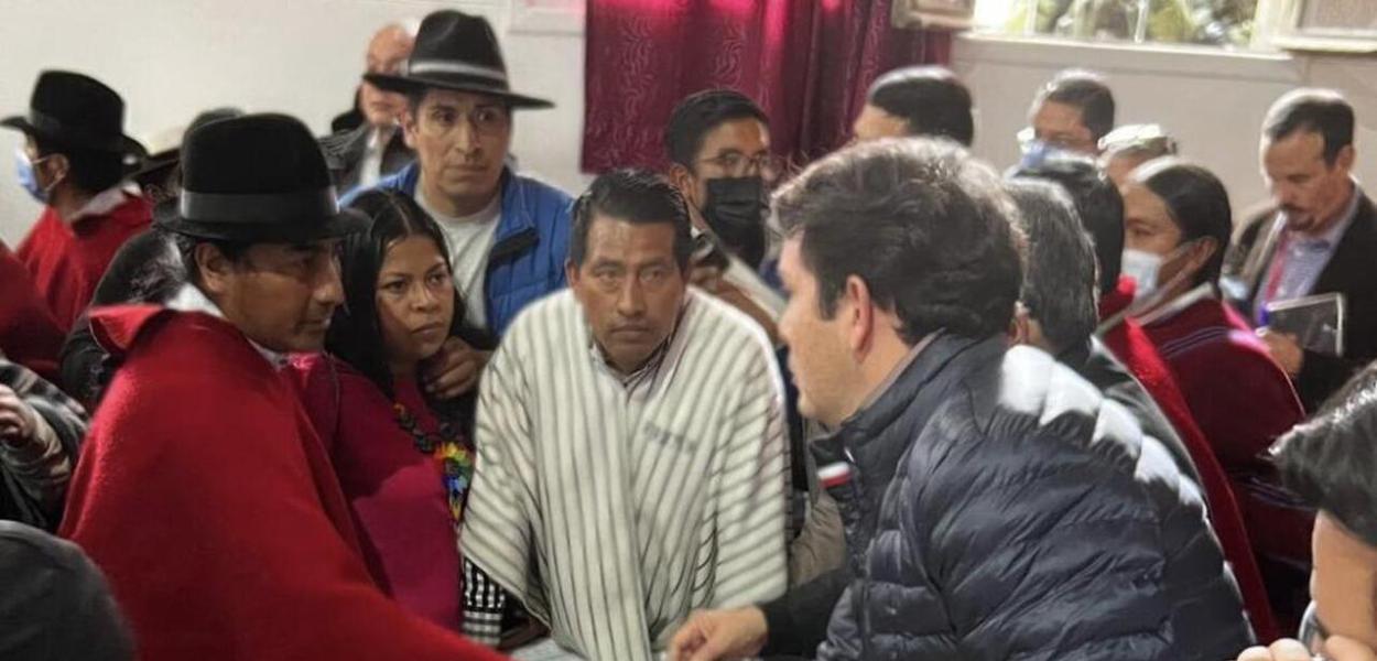 Representantes do governo e da Conaie se cumprimentam