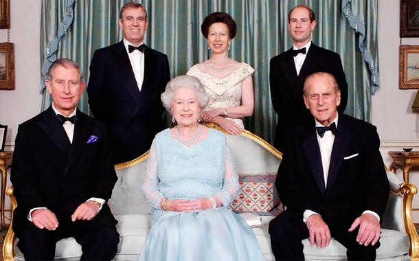 Rainha Elizabeth II com seu marido (falecido em 2021) e seu 4 filhos, Charles, Andrew Albert, Anne Elizabeth e Edward Antony