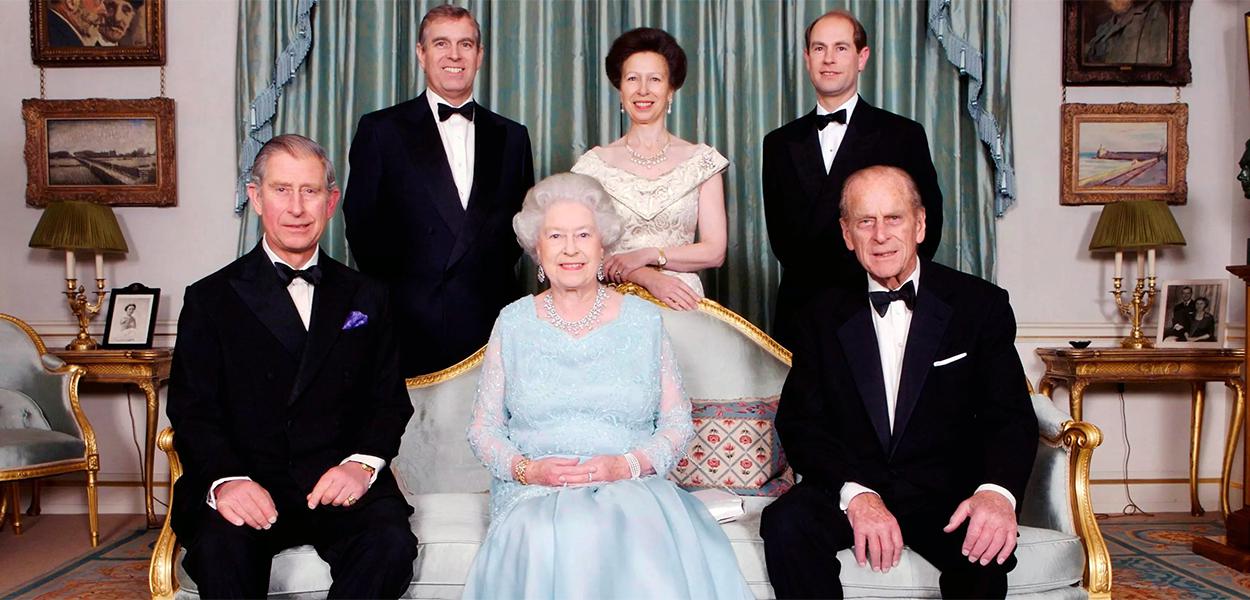 Rainha Elizabeth II com seu marido (falecido em 2021) e seu 4 filhos, Charles, Andrew Albert, Anne Elizabeth e Edward Antony