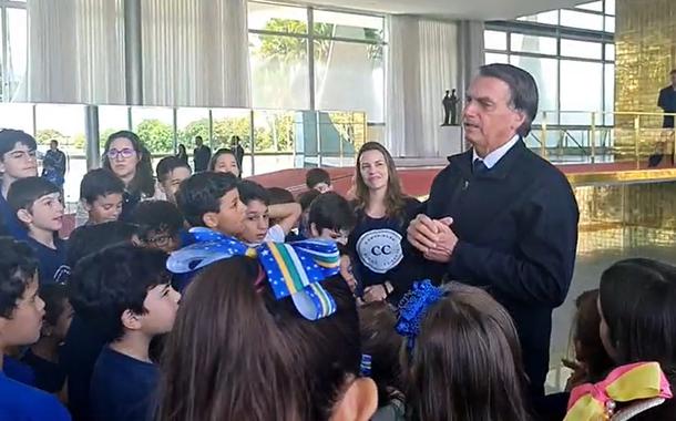 Jair Bolsonaro com alunos de homeschooling no Planalto