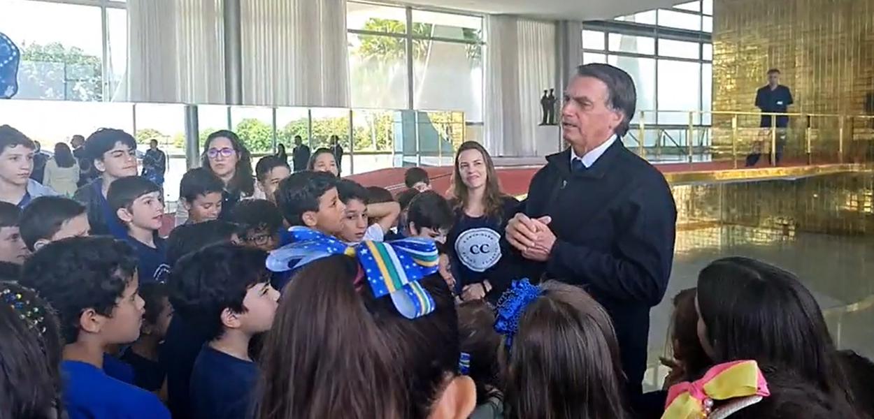 Jair Bolsonaro com alunos de homeschooling no Planalto