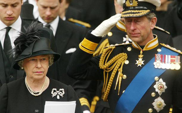 Rei Charles III e a rainha britânica Elizabeth II