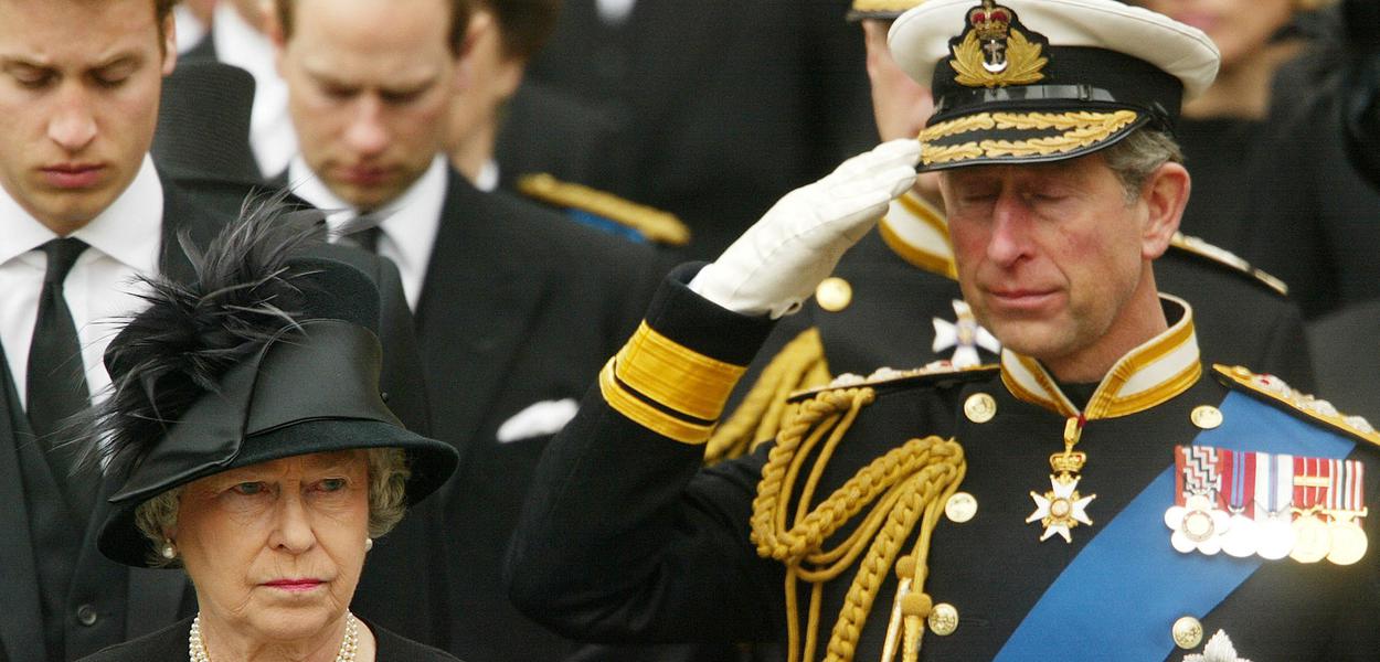 Rei Charles III e a rainha britânica Elizabeth II
