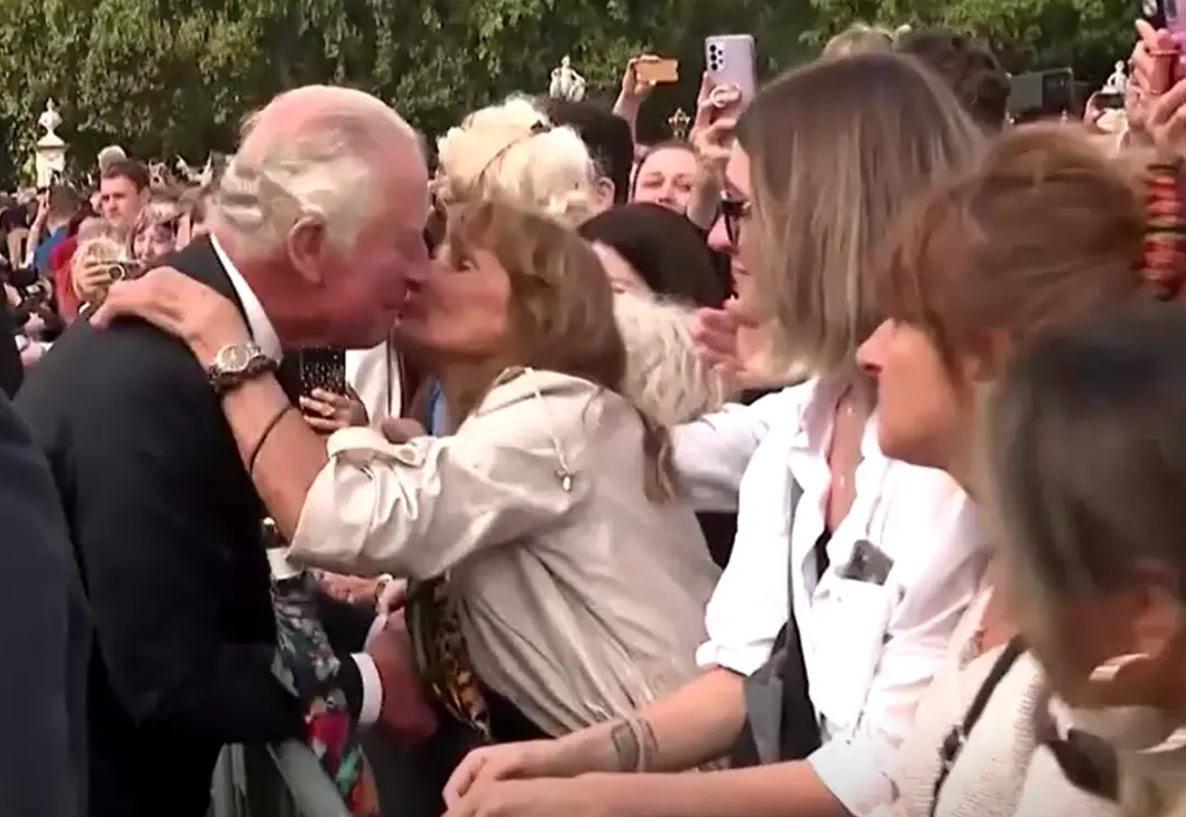 O agora Rei Charles III é recebido pelo público e ganha beijo de admiradora