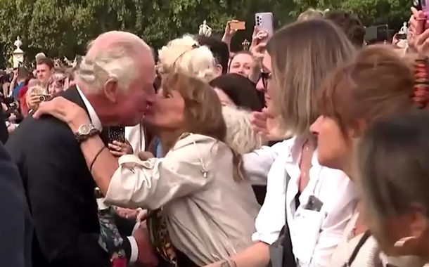 O agora Rei Charles III é recebido pelo público e ganha beijo de admiradora