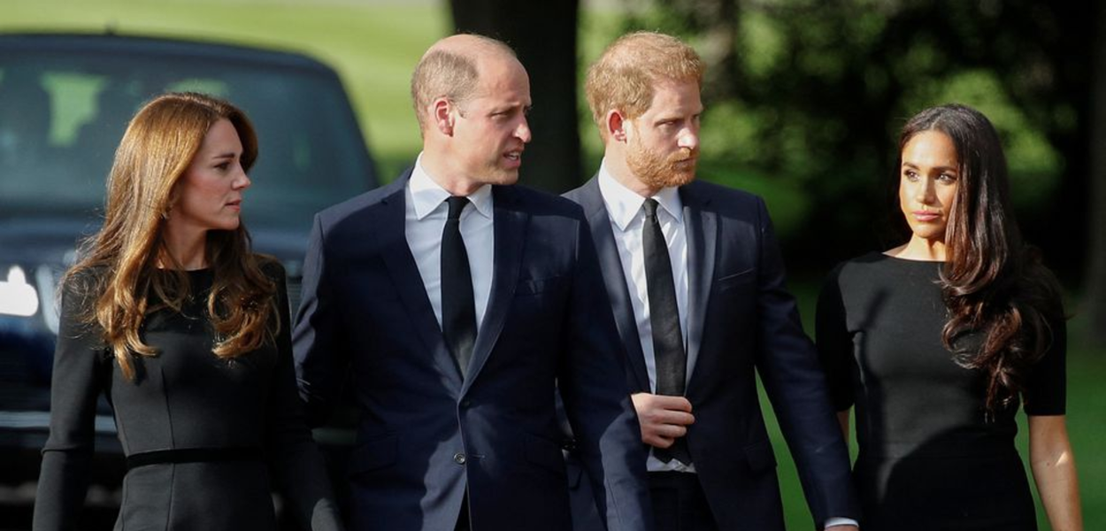 William da Grã-Bretanha, Príncipe de Gales, Catherine, Princesa de Gales, Príncipe Harry e Meghan, Duquesa de Sussex caminham do lado de fora do Castelo de Windsor, após o falecimento da Rainha Elizabeth da Grã-Bretanha, em Windsor, Grã-Bretanha, 10 de setembro de 2022