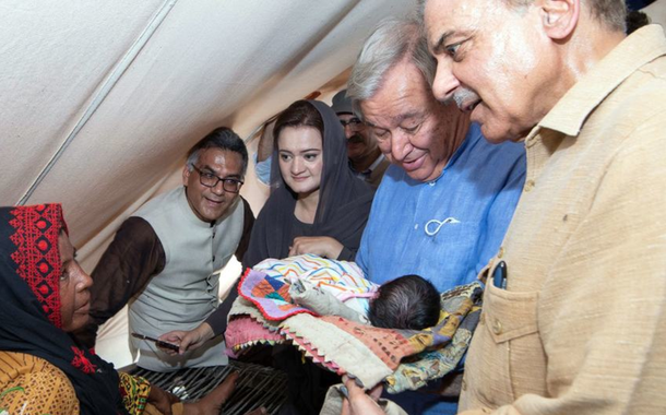 António Guterres e o primeiro-ministro Shehbaz Sharif com Perwin, um bebê nascido em Usta Muhammad, Baluchistão. Com apenas algumas semanas de vida, Perwin e sua mãe foram deslocados pelas enchentes devastadoras que atingiram o Paquistão