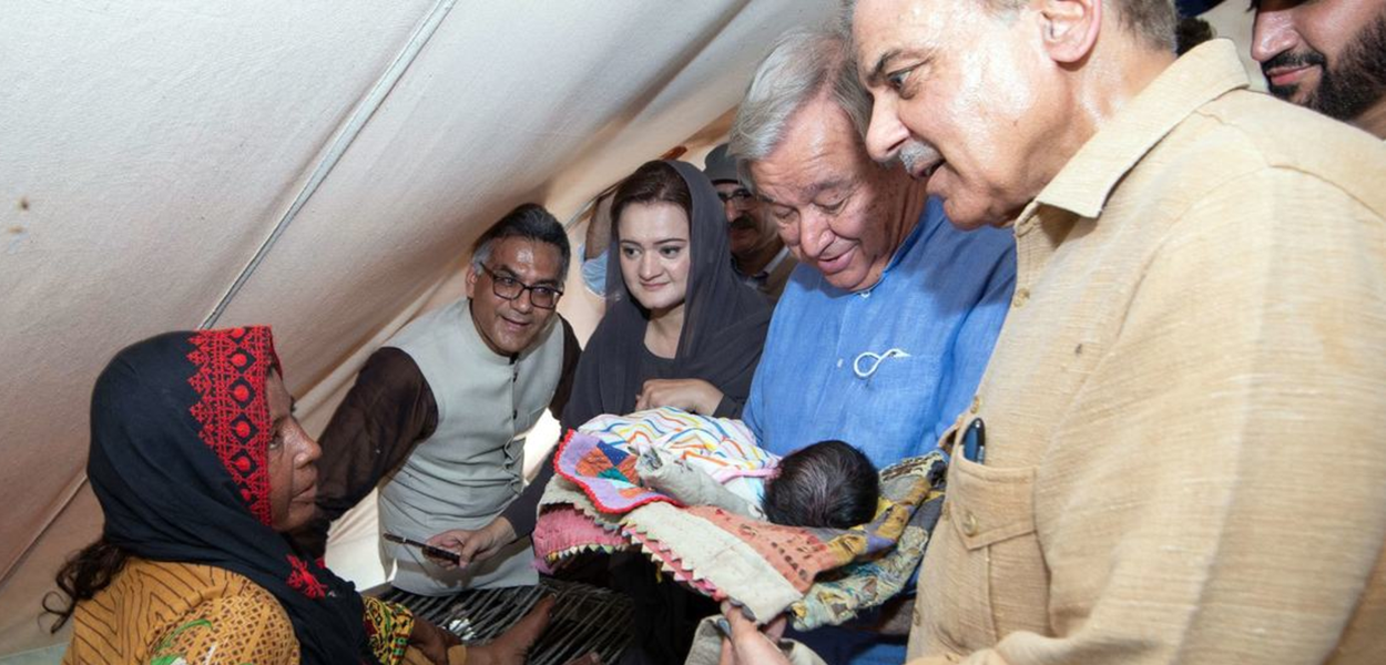 António Guterres e o primeiro-ministro Shehbaz Sharif com Perwin, um bebê nascido em Usta Muhammad, Baluchistão. Com apenas algumas semanas de vida, Perwin e sua mãe foram deslocados pelas enchentes devastadoras que atingiram o Paquistão